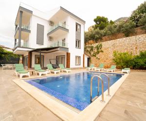 Villa Mevsim Kalkan'da Deniz Manzaralı 12 Kişilik 6 Yatak Odalı Kiralık Villa
